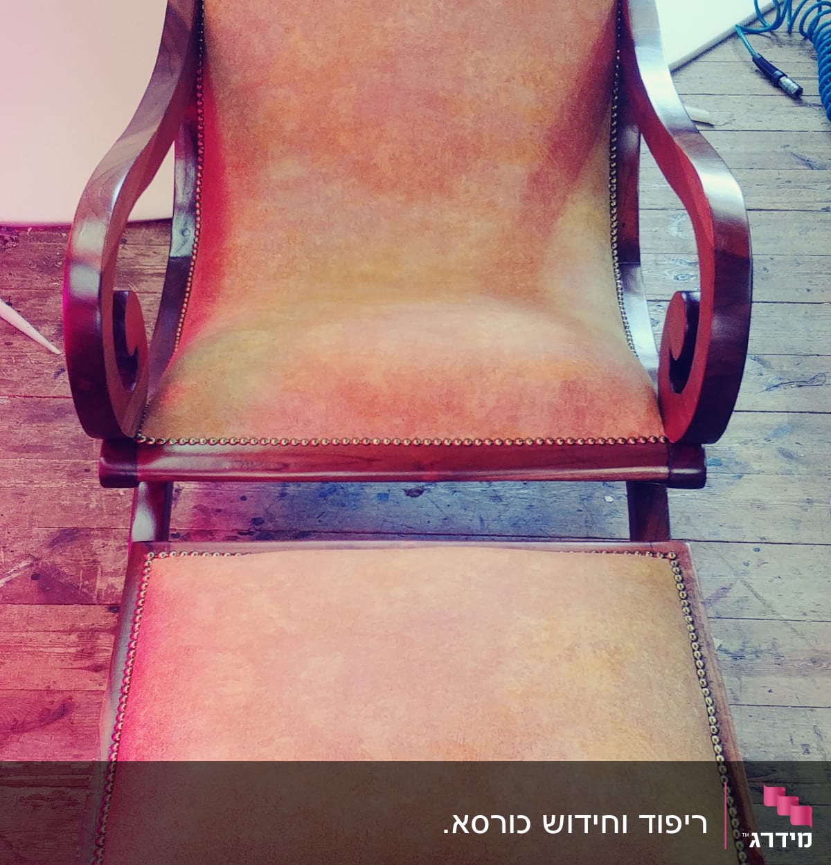 כיסא מרופד עם מסמרים דקורטיביים על עץ